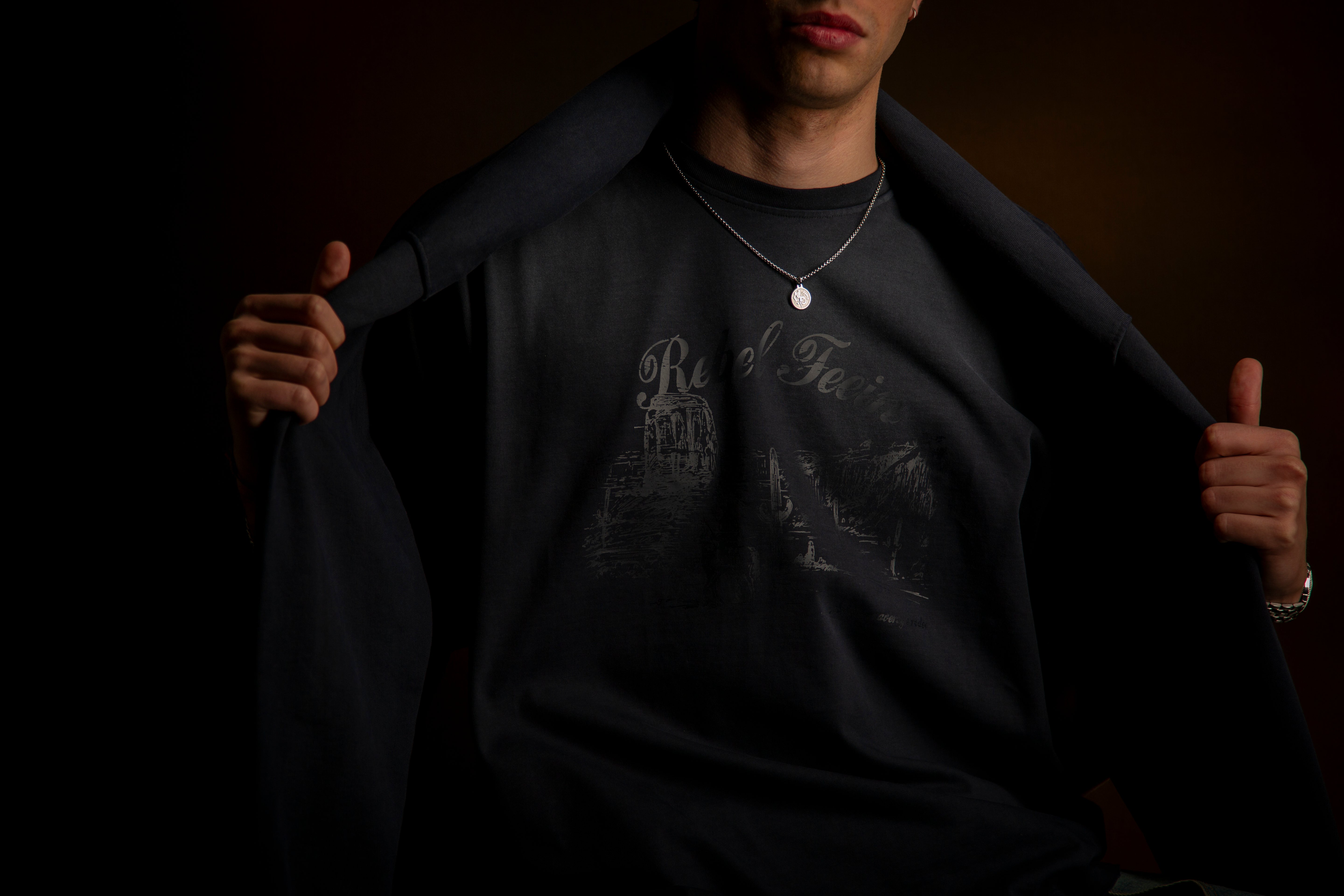 REBEL FEEIN GRAPHIC TEE WHASED NAVY