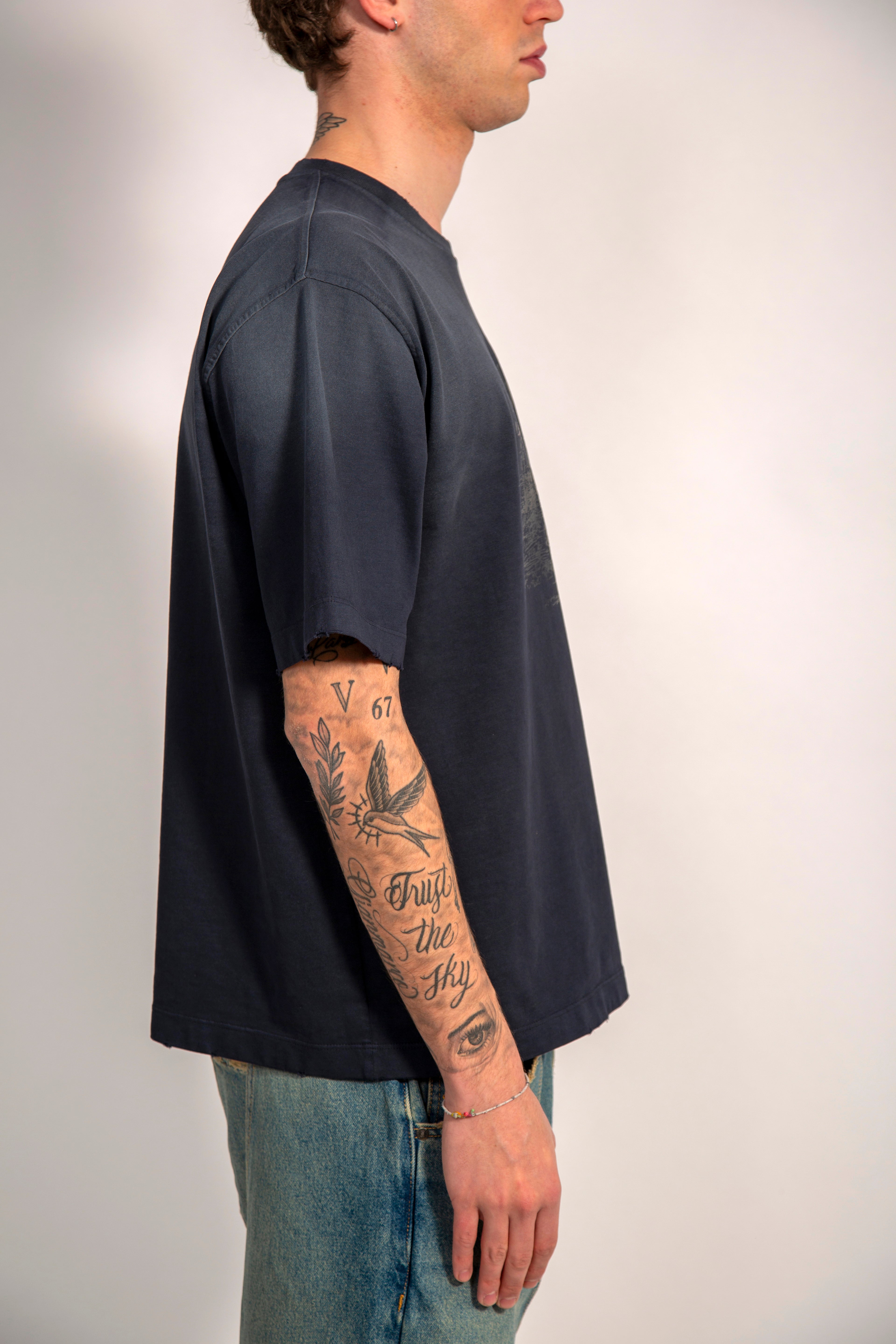 REBEL FEEIN GRAPHIC TEE WHASED NAVY