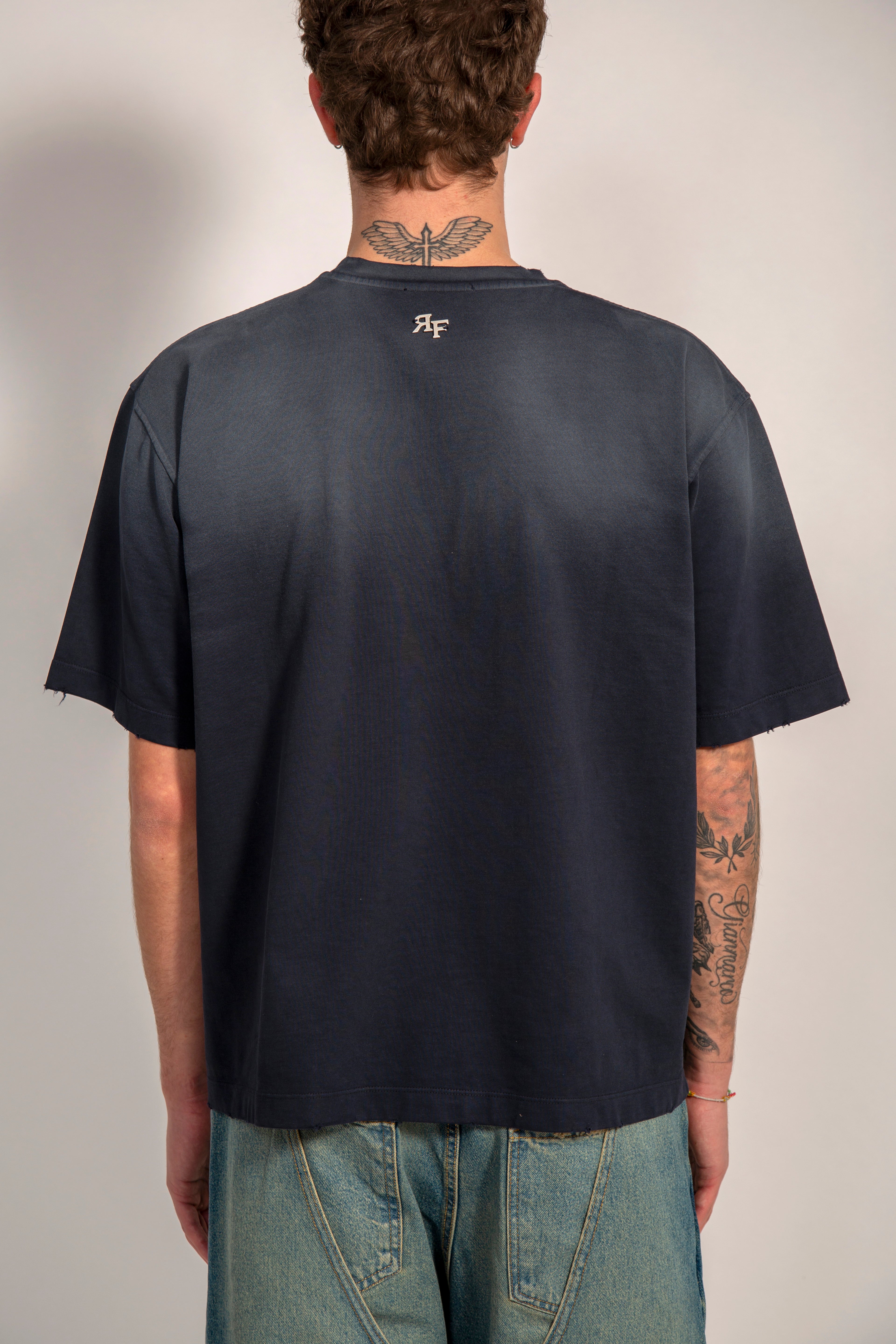 REBEL FEEIN GRAPHIC TEE WHASED NAVY
