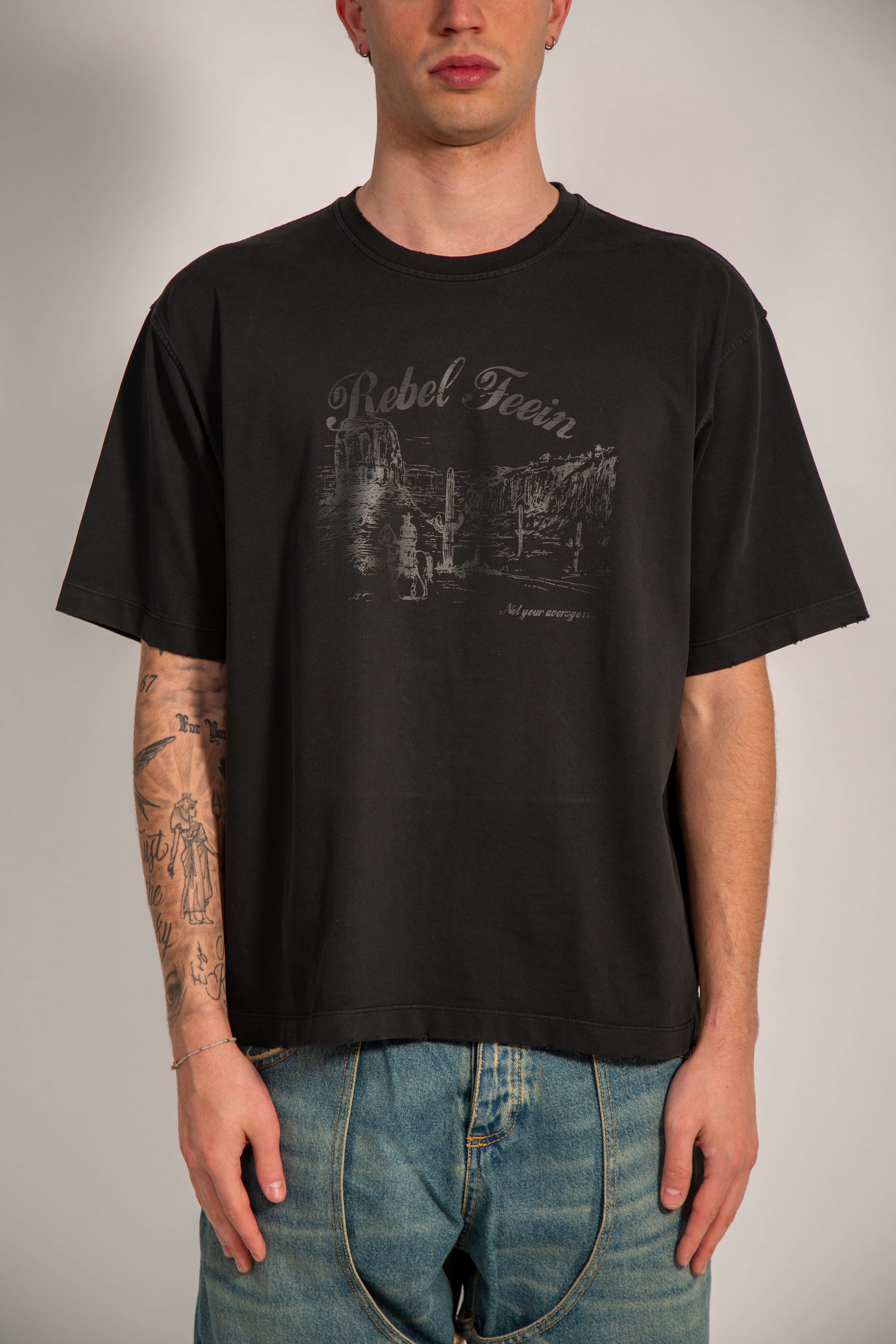 REBEL FEEIN GRAPHIC TEE WHASED BLACK
