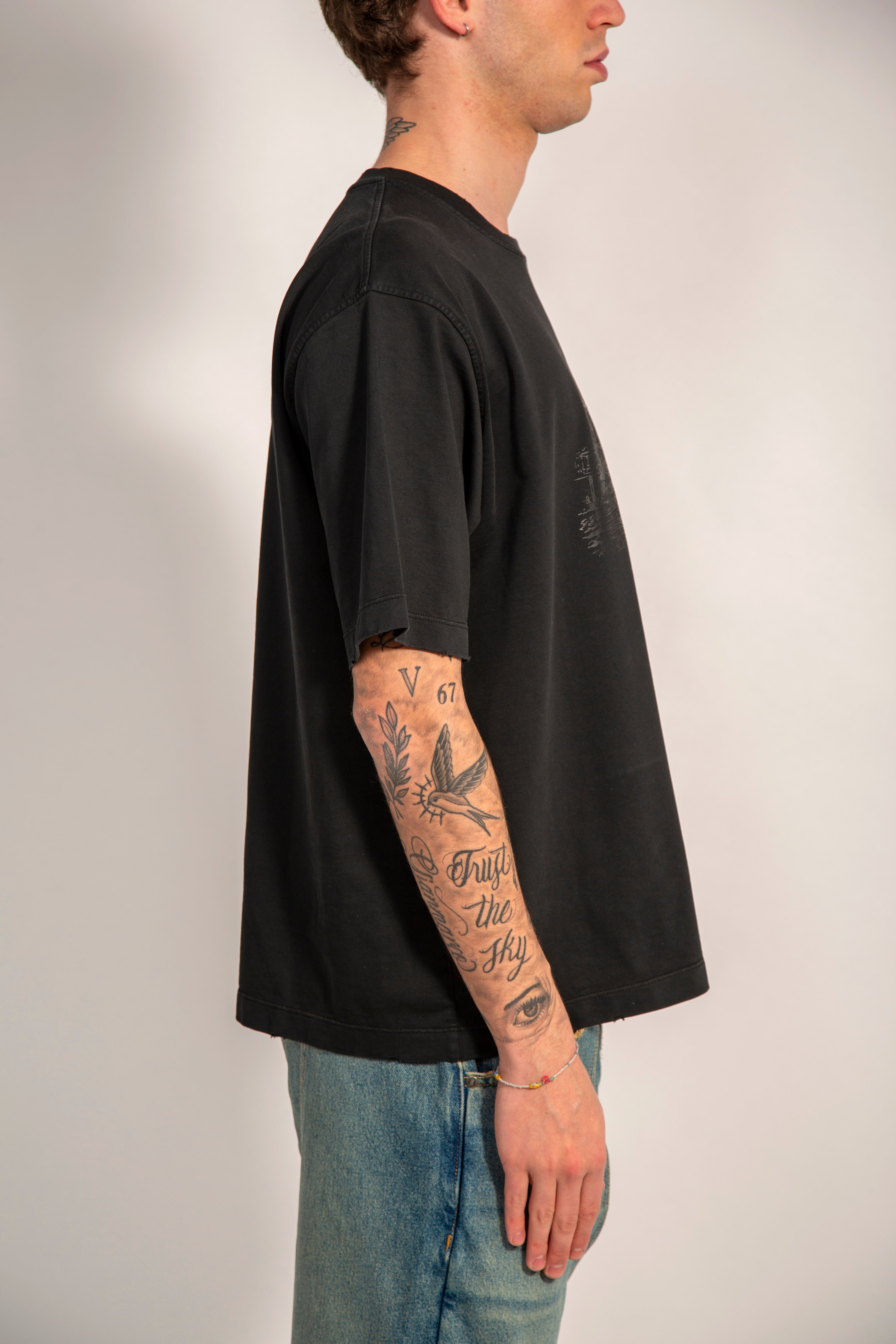 REBEL FEEIN GRAPHIC TEE WHASED BLACK