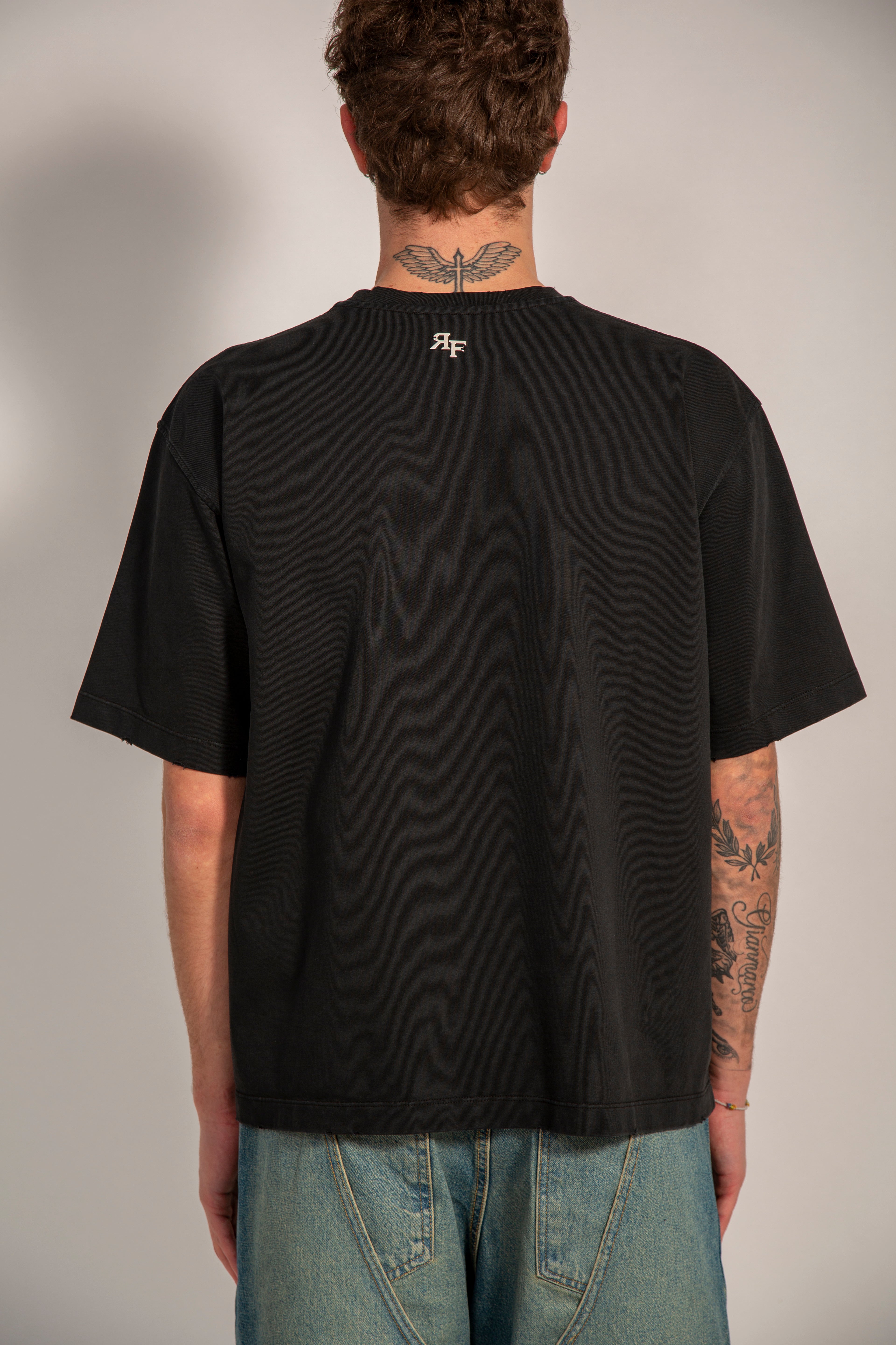 REBEL FEEIN GRAPHIC TEE WHASED BLACK